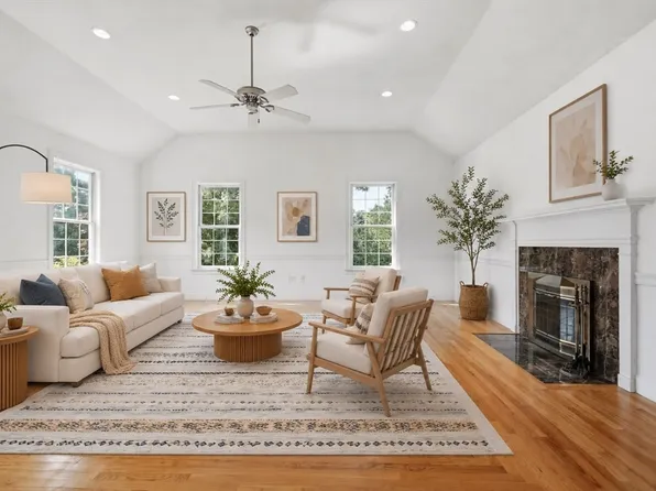 23 Summerfield Rd, Amherst, MA 01002