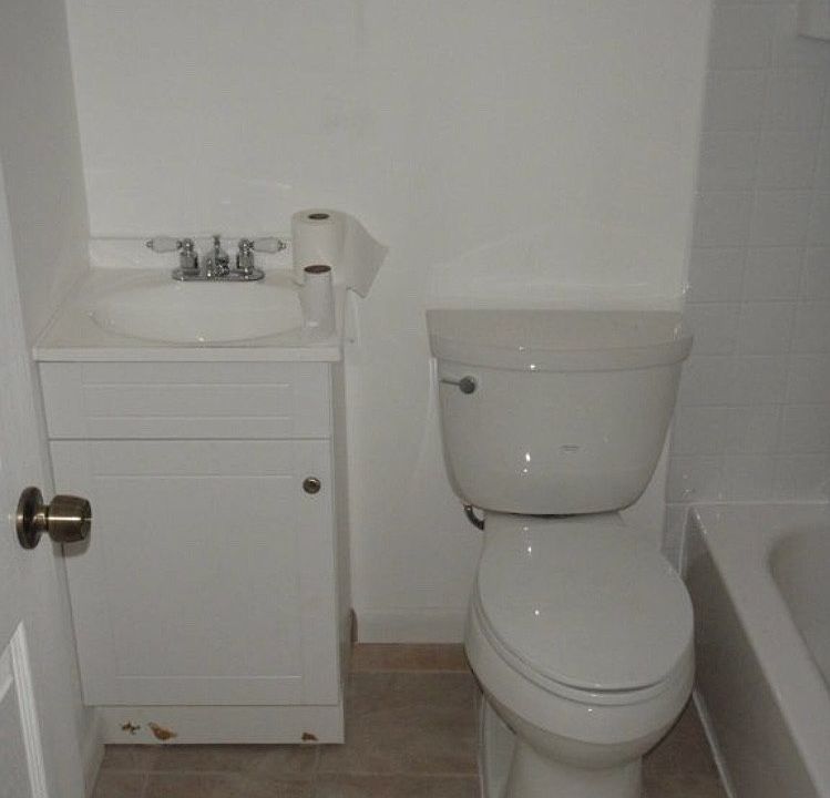 2nd image of 3016 E Monument St
