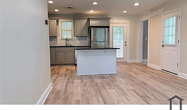 3 bed, 1060 sqft, $1,900 — Photo 4