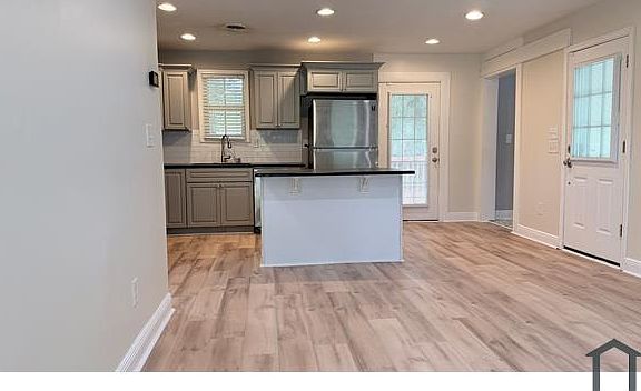 4th image of 85 King Blvd
