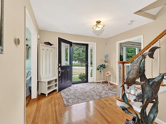 4th image of 32 Country Club Cir