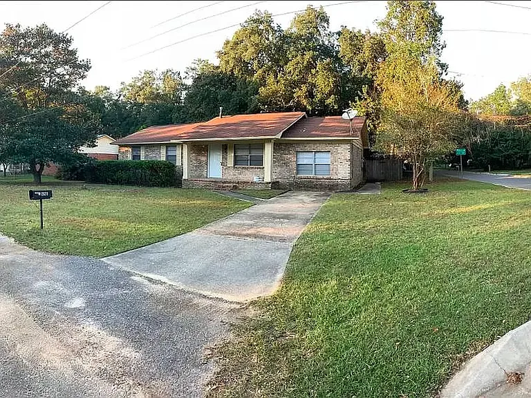 2824 Helen St — Photo 1