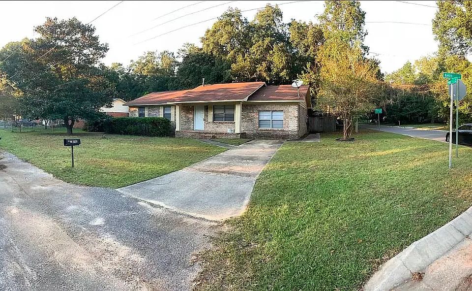 1st image of 2824 Helen St