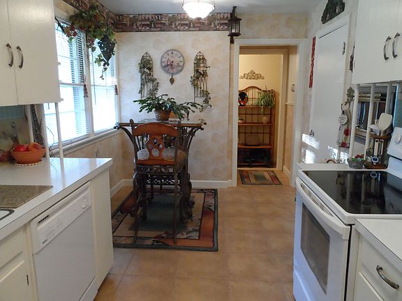 Spacious Eat-In Kitchen