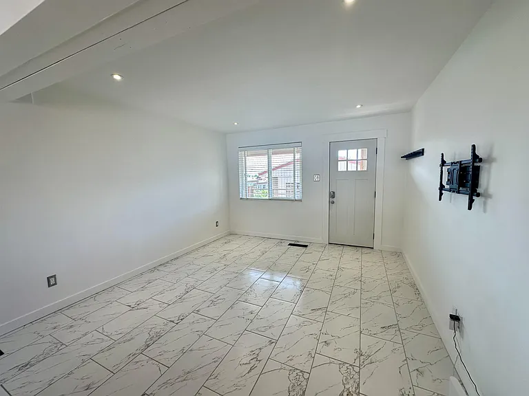 650 N 300 W #216-1 — Photo 2
