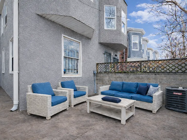 1521 Fontain St — Photo 10