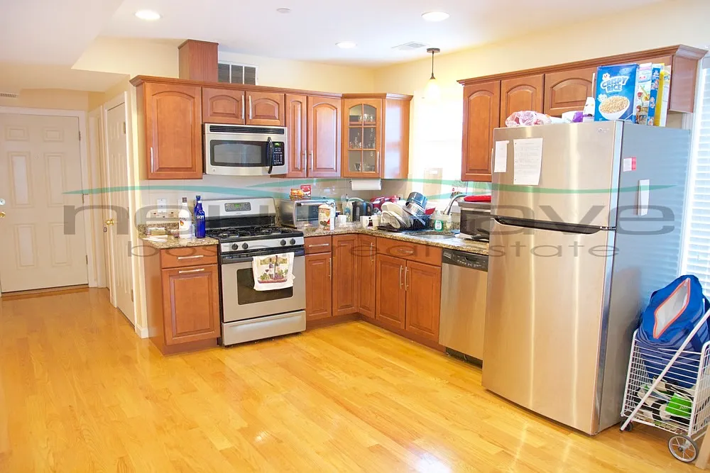 3 bed, 1000 sqft, $4,500 — Photo 4