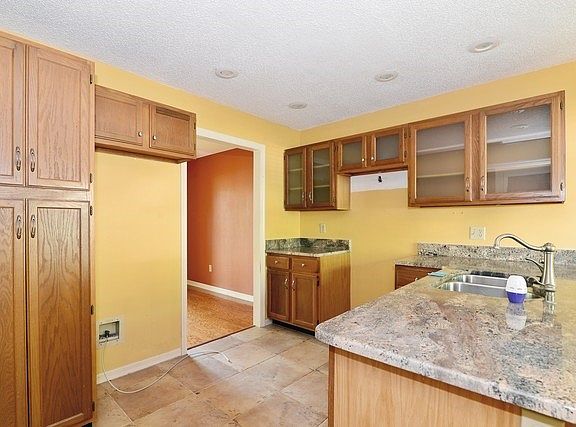 5th image of 3209 Valley Oaks Dr