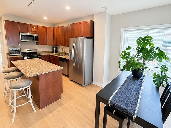3rd image of 1330 W Roscoe St #1