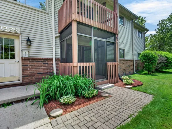 10228 Nancys Blvd, Grosse Ile, MI 48138