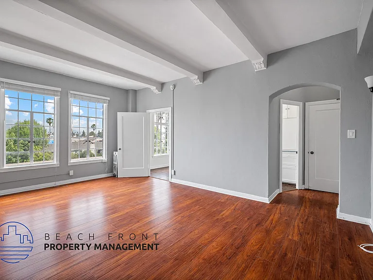 512 S. Hobart Blvd. — Photo 29