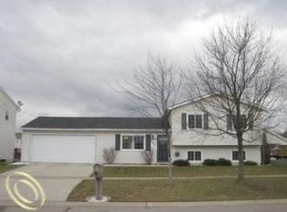544 Cattail Ln, Pinckney, MI