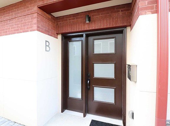 2nd image of 160B Cedar St #B