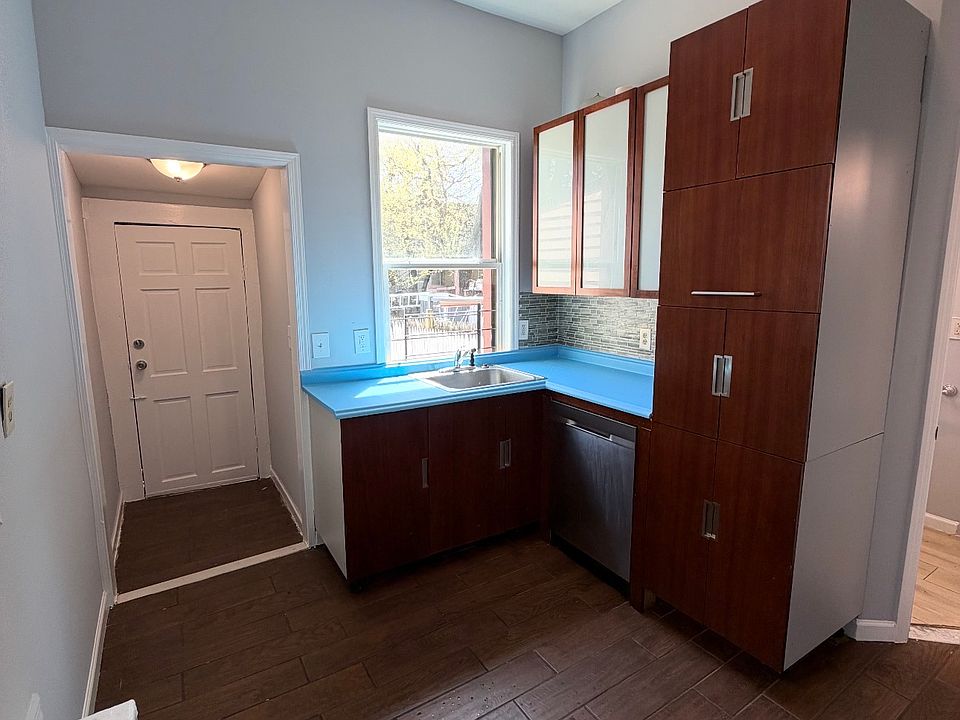 1st image of 60A Rose Ave #1