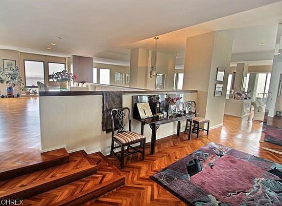 2nd image of 2 Bratenahl Pl APT 15EX