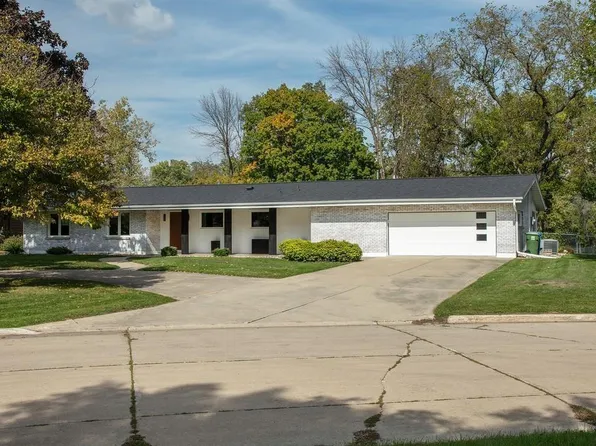 124 Cedar Cir, Charles City, IA 50616