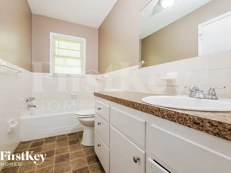 405 SW 11th St — Photo 9