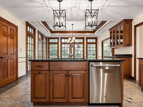 4th image of 2710 Avenue Of The Woods