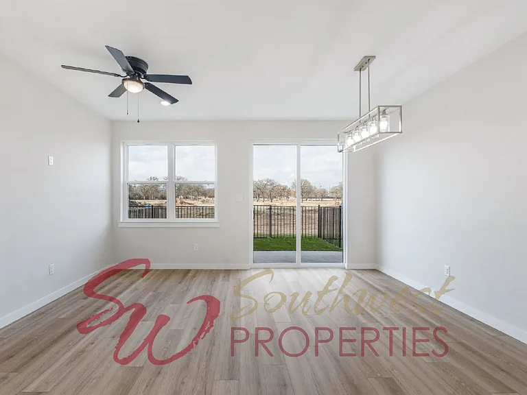 556 Galt Dr — Photo 12