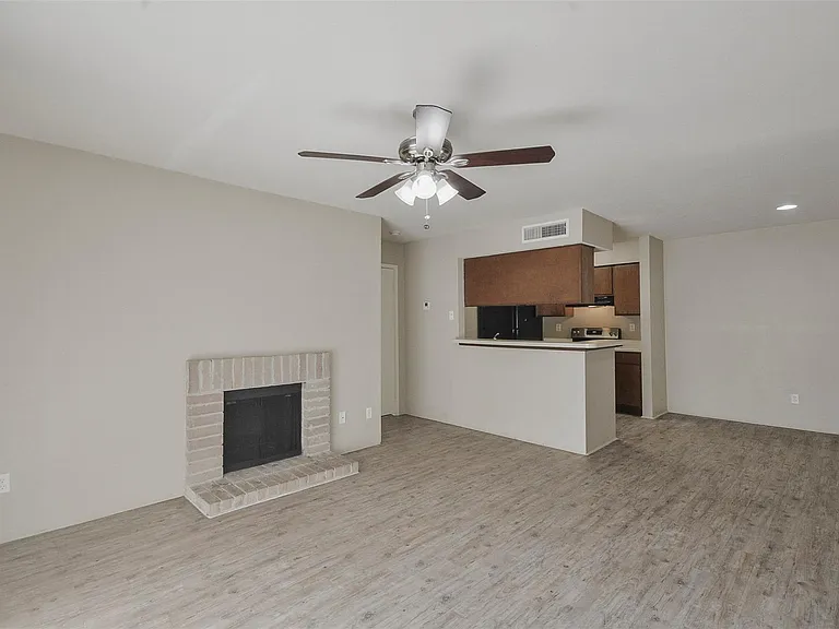 12905 Woodforest Blvd #704 — Photo 3