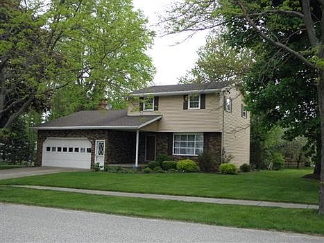 1st image of 203 Sunset Dr