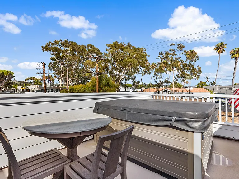 Rooftop Deck with Hot Tub!