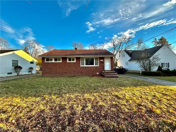 106 Forest Dr, Bedford, OH 44146