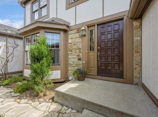 921 Wheaton Oaks Dr, Wheaton, IL 60187