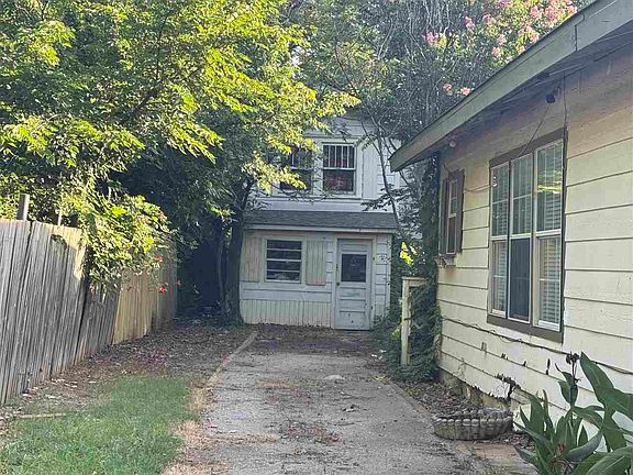 2nd image of 809 W Sycamore Ave