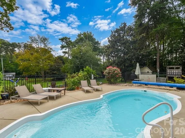 127 Fairway Dr, Mooresville, NC 28117