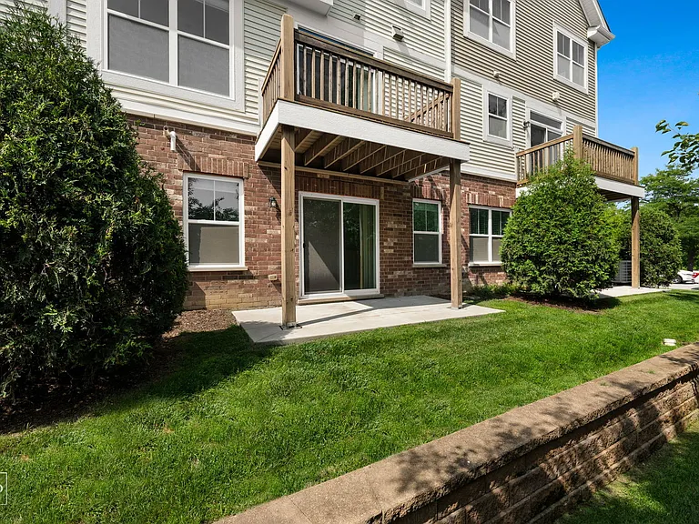 821 W Chase Ln — Photo 32