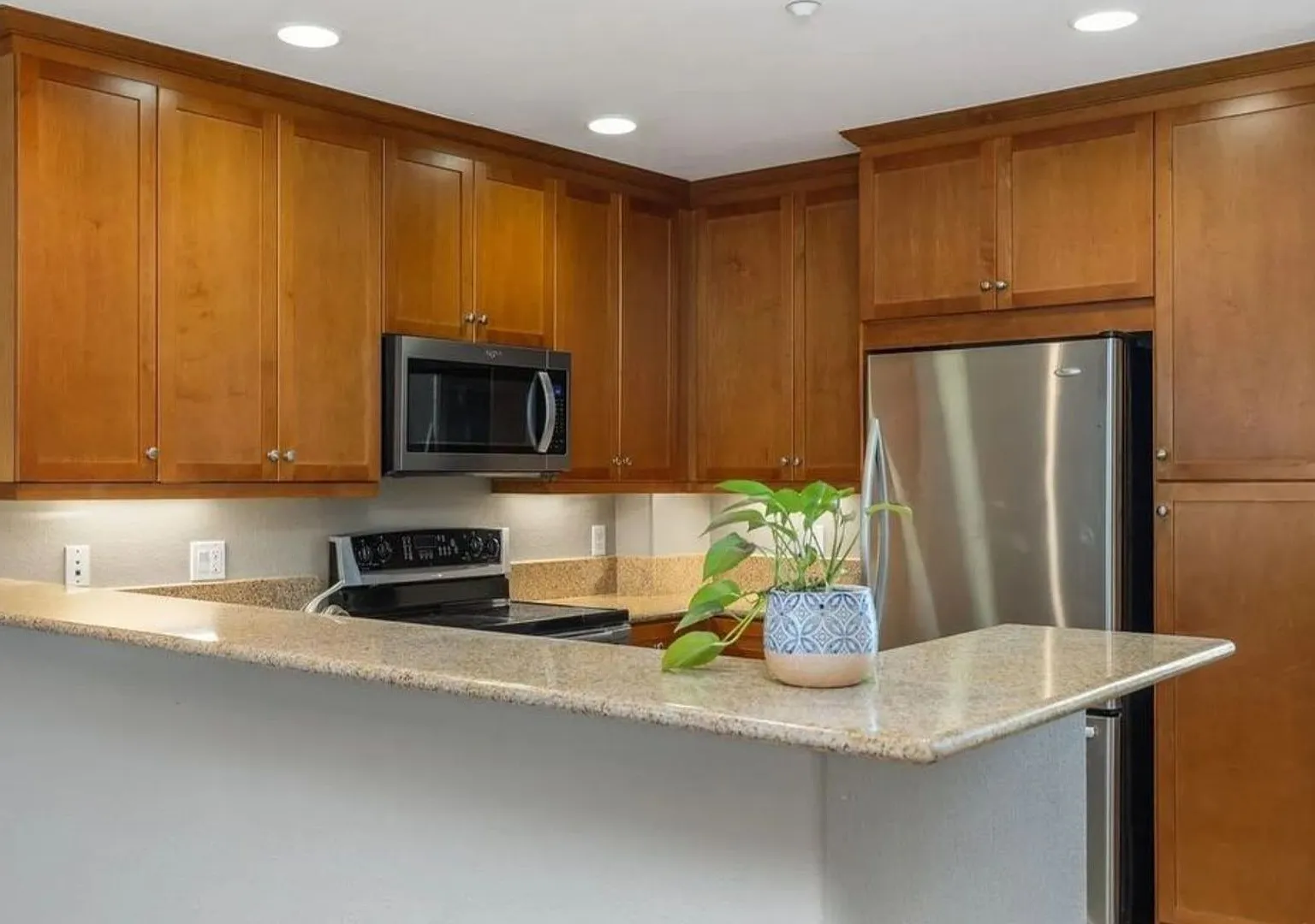 Gorgeous Oceanside Condo — Photo 4