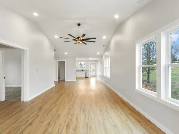 7938 N Blockade Village, Seligman, MO 65745