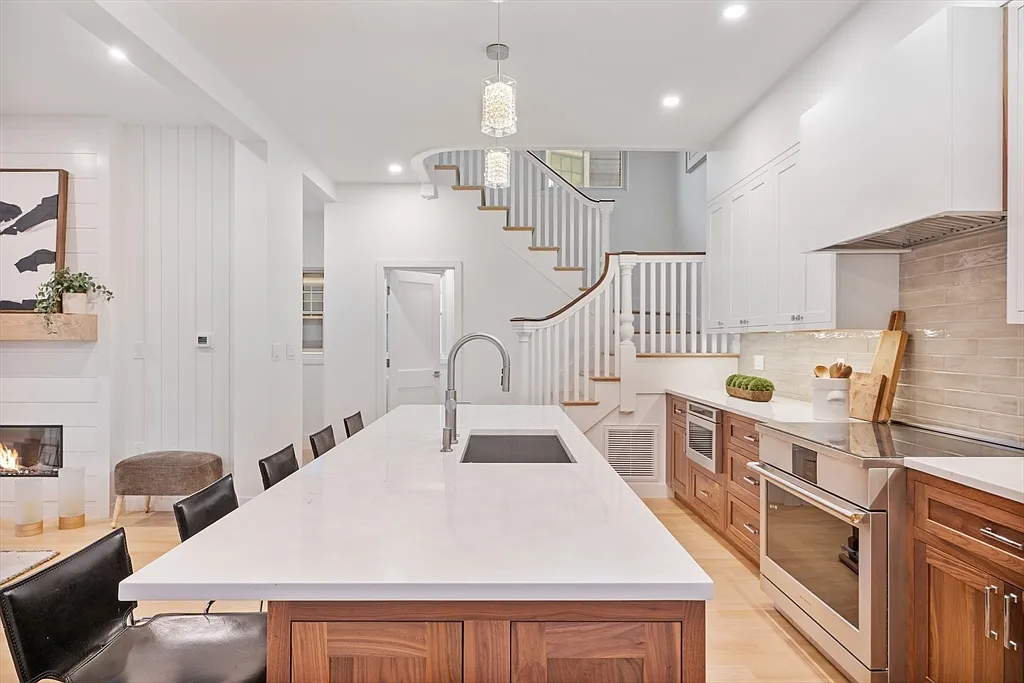 4 bed, 4.5 bath, 2900 sqft, $10,500 — Photo 3