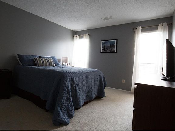 Bedroom with 32" TV and Chromecast. Walk-in closet. (No cabl