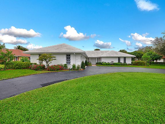 3rd image of 433 S Country Club Dr