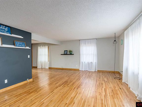 3rd image of 921 Charles Ave