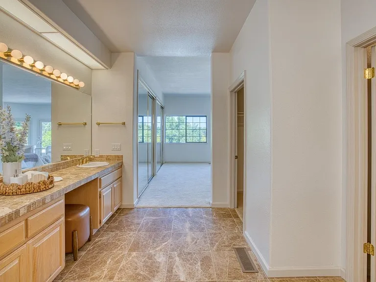 18 Foothill Pl — Photo 5