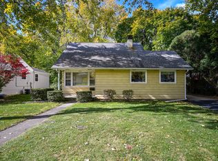 922 S Gables Blvd, Wheaton, IL