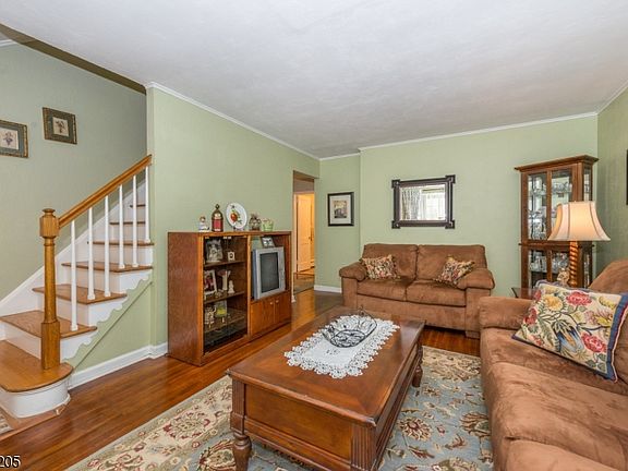 2nd image of 18 La Grande Ave