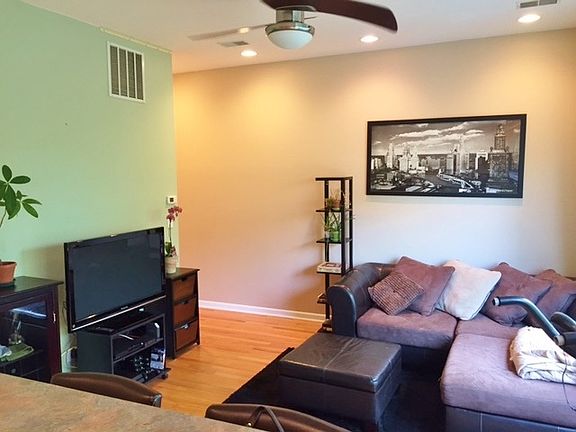 3rd image of 835 W Lawrence Ave APT 2N