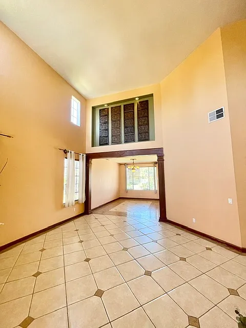 5 bed, 3086 sqft, $3,480 — Photo 2