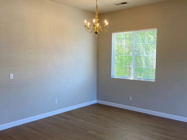 1030 Thompson Cir — Photo 3