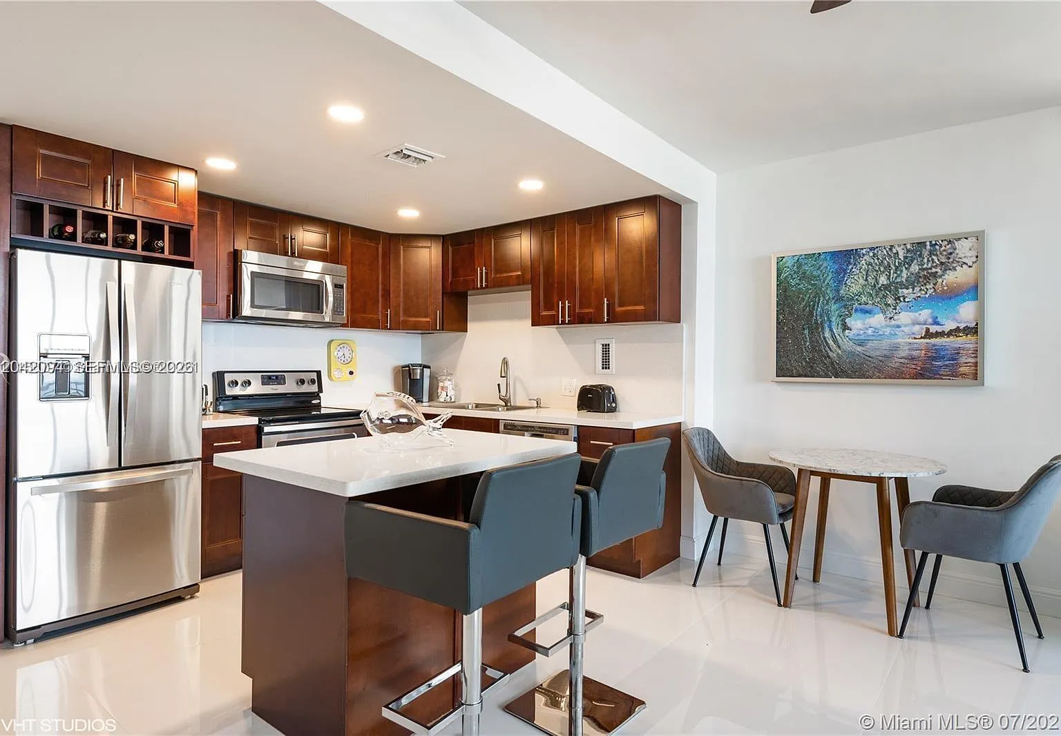 Alexander Towers Condo — Photo 4