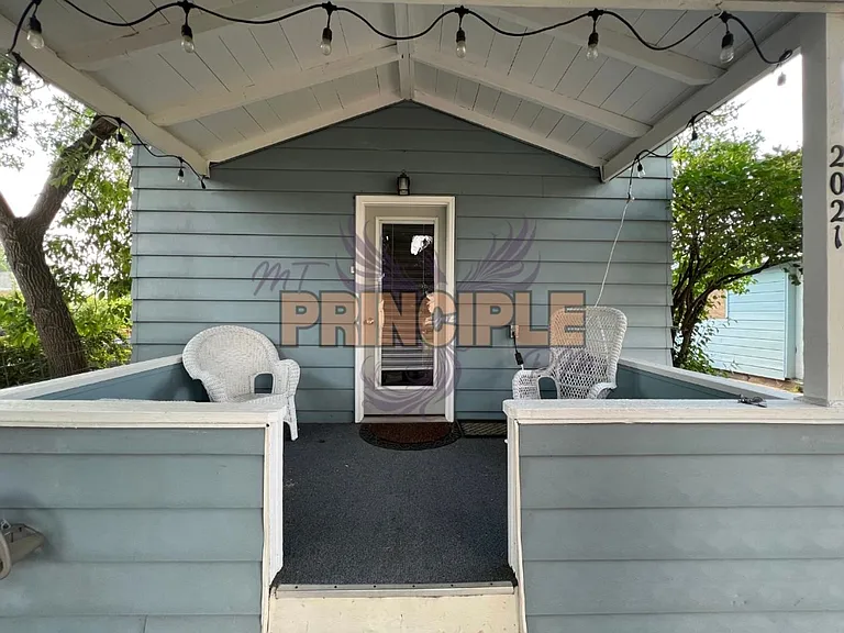 2021 Johns Ave — Photo 3