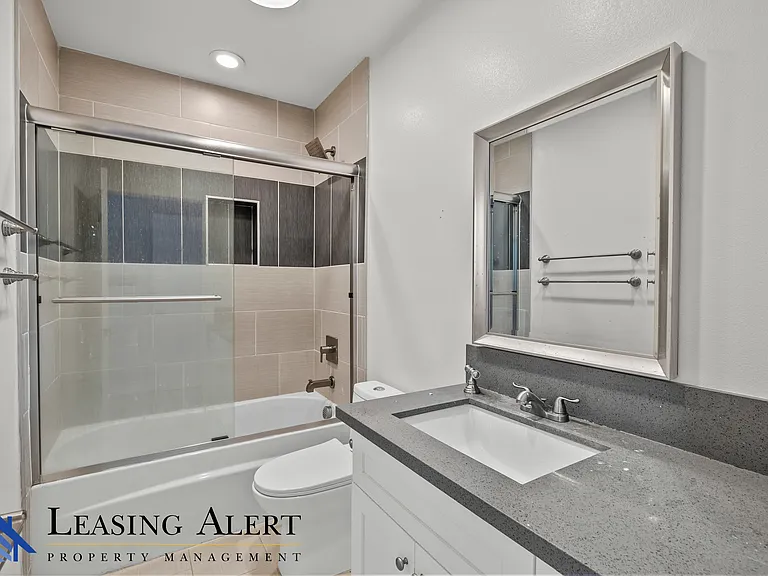 1957 1/2 Vista Del Mar Ave — Photo 17