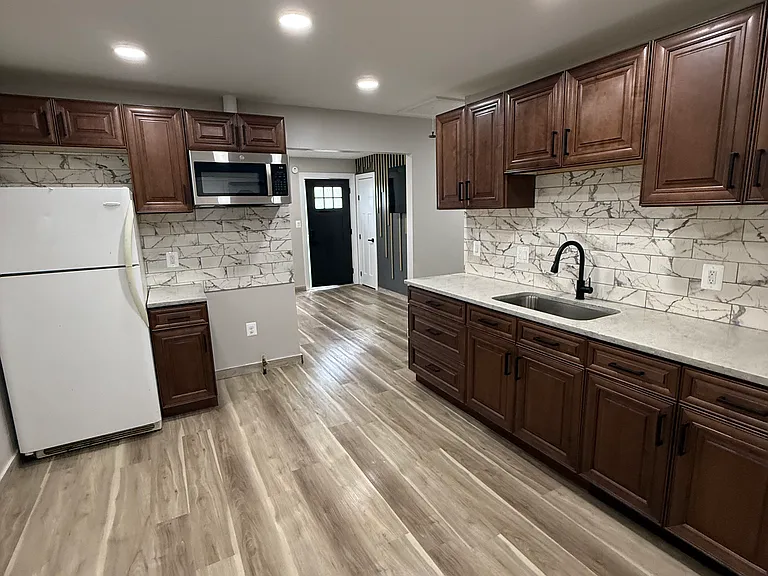 585 E Harwood Ave — Photo 3