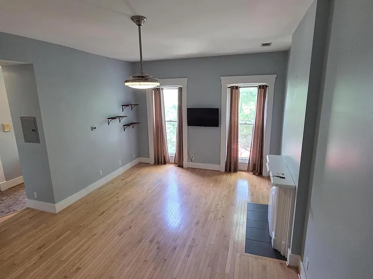 122 E Oak St #2 — Photo 3