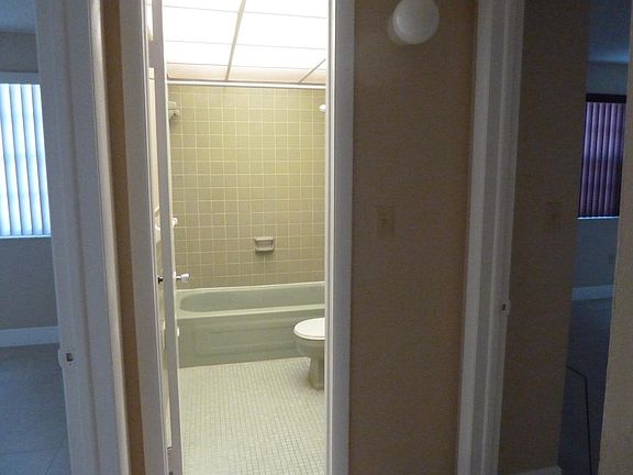 Hall to bathroom and bedrooms
