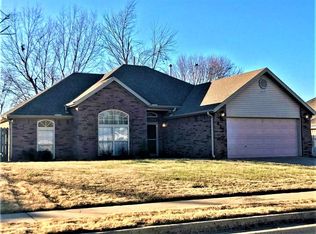 820 Topaz St, Lowell, AR 72745
